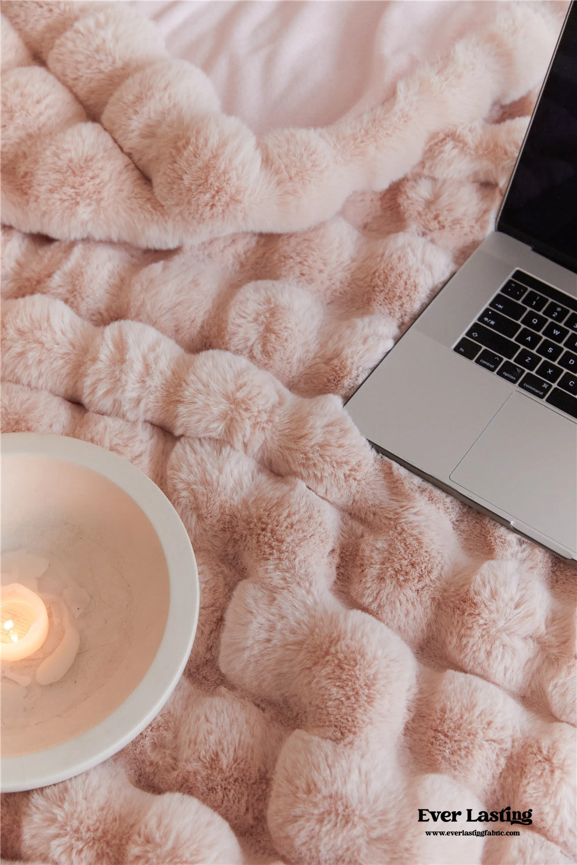 Fluffy Plush Throw Blanket / Pink